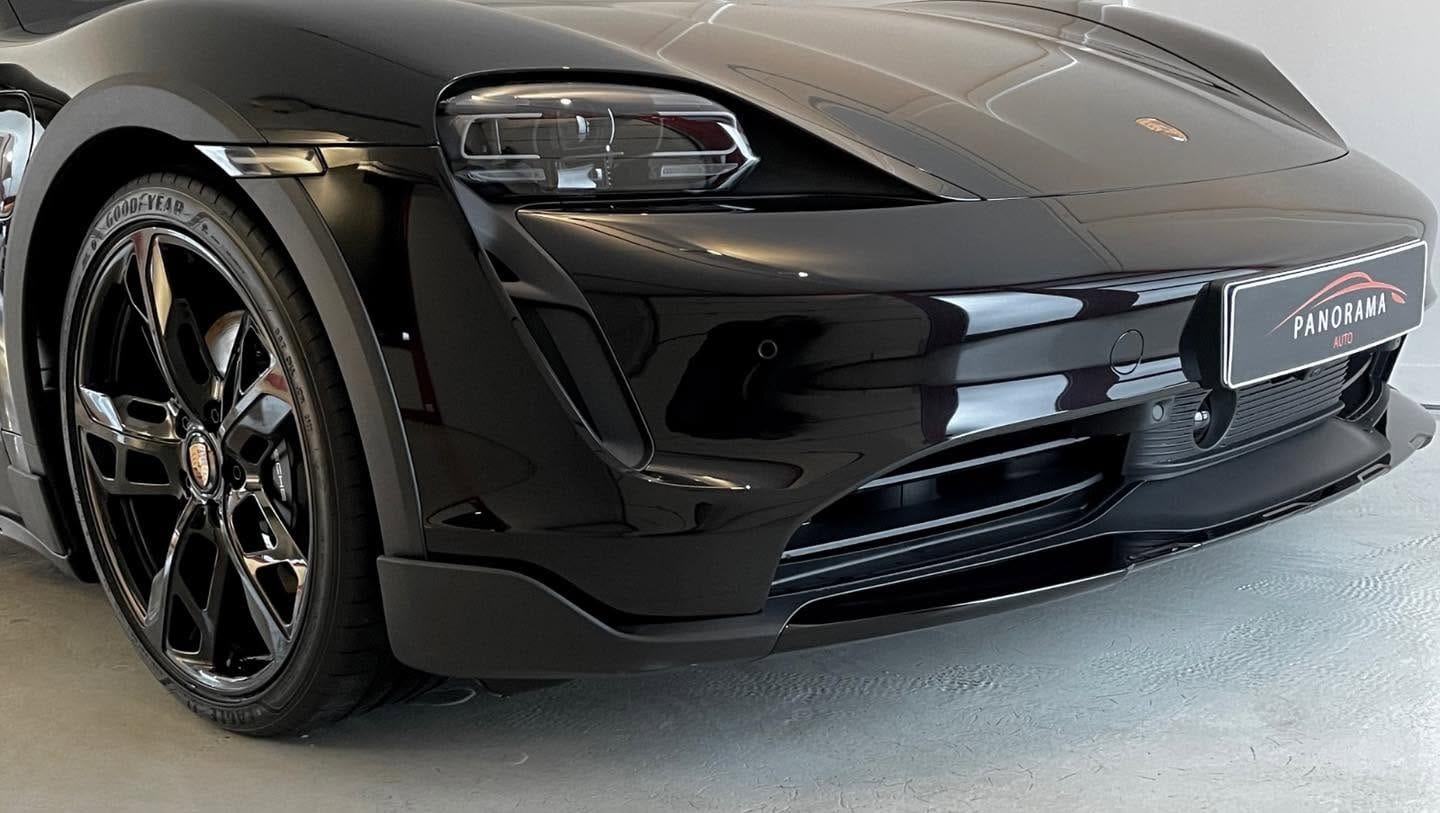 Svart Porsche Taycan i studio, sett forfra