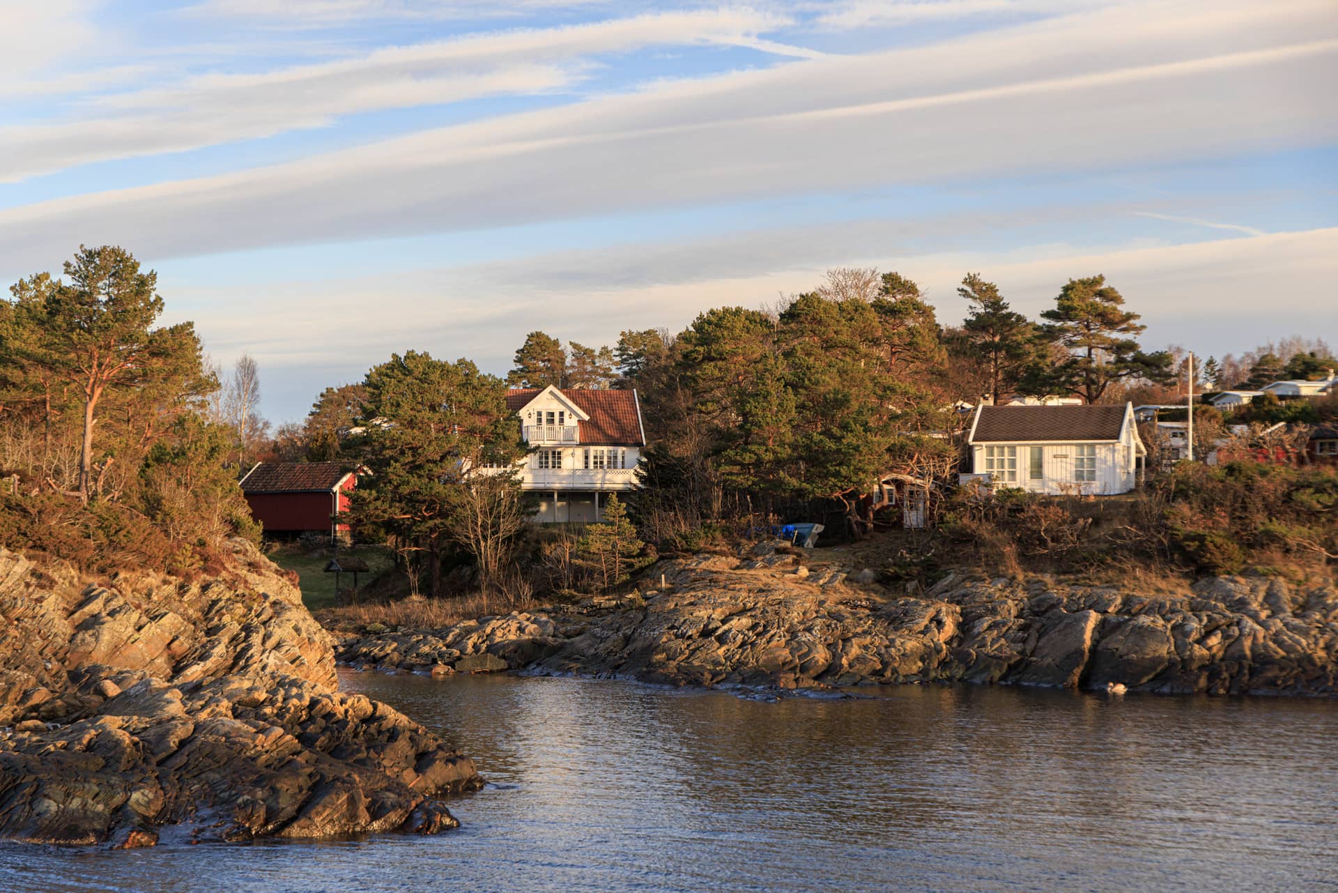 Hus ved sjøen langs norskekysten