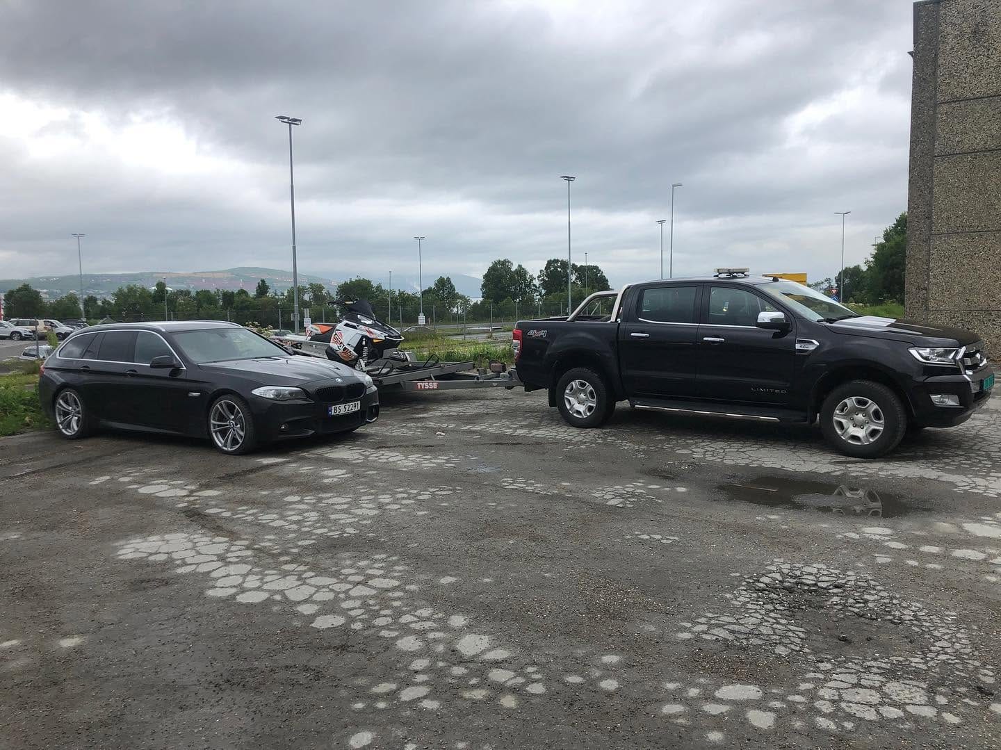 BMW stasjonsvogn og Ford pickup på plassen