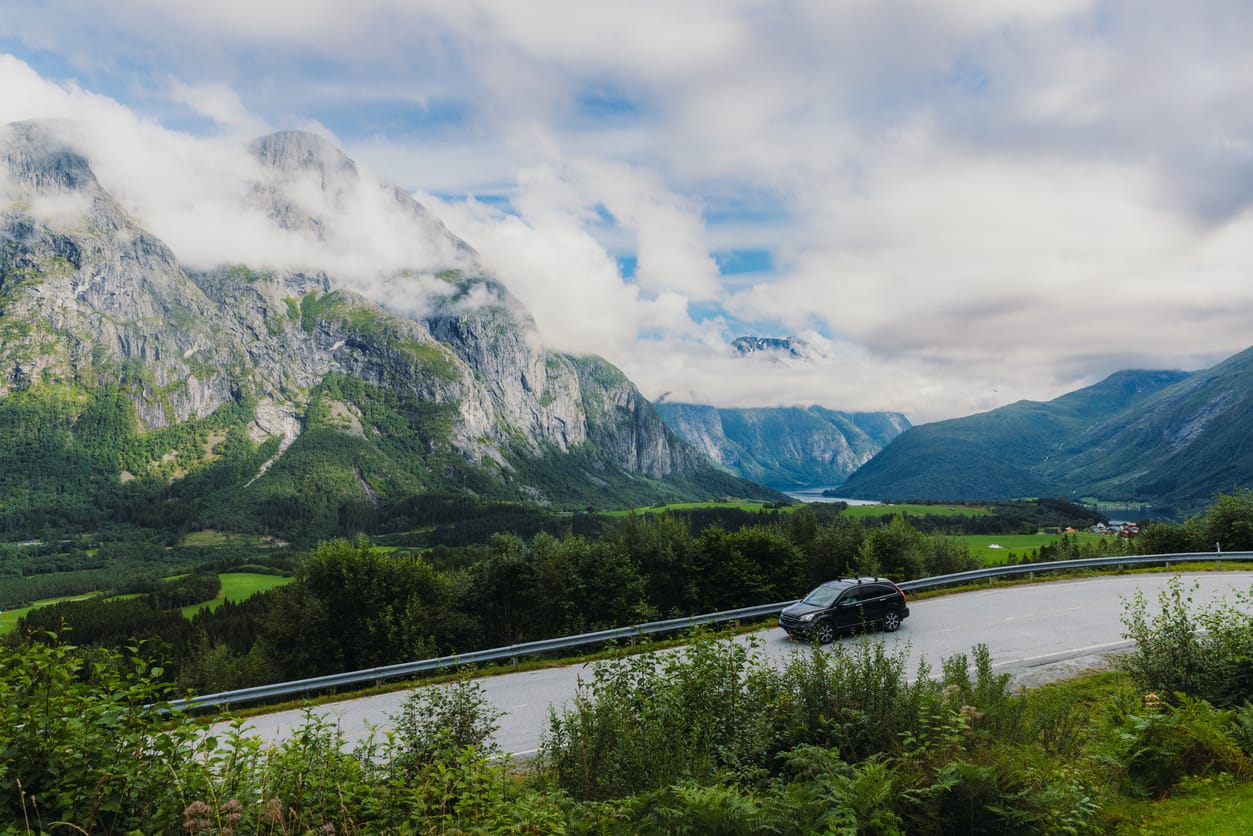 Bil på en svingete fjellvei i Norge