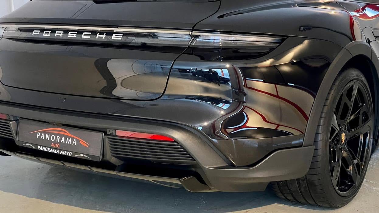 Porsche Taycan sett bakfra med Panorama Auto skilt