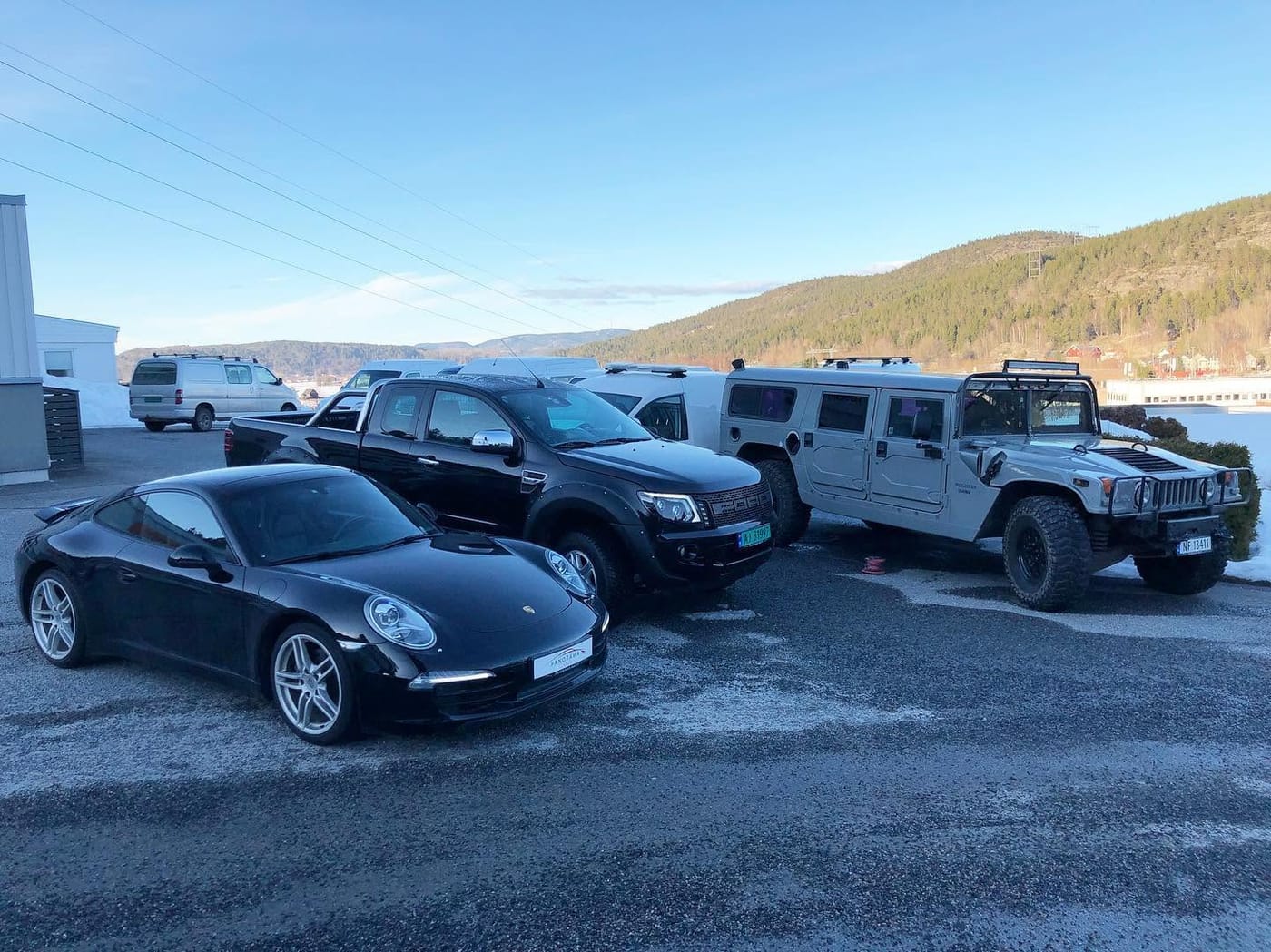 Porsche 911, pickup og Hummer på plassen en vinterdag